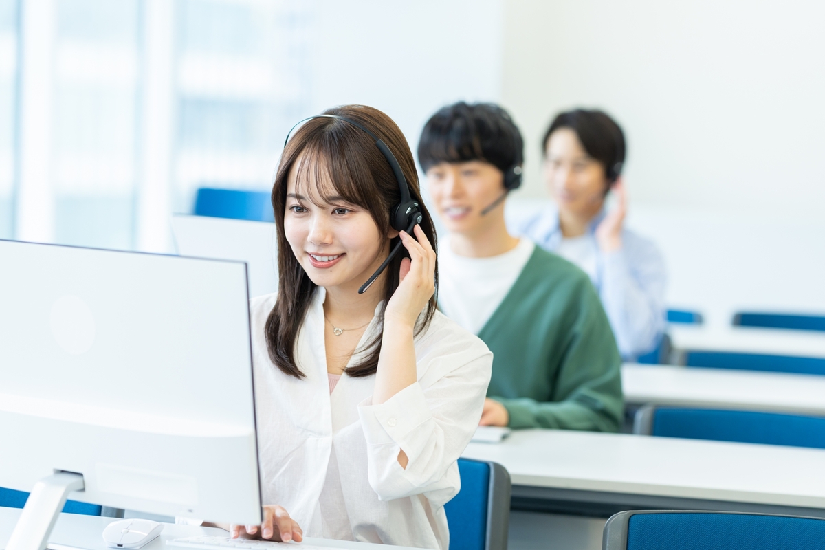 オペレーターが丁寧に電話対応している様子